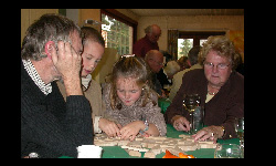 Jannes en Silke samen met bomma aan het zoeken